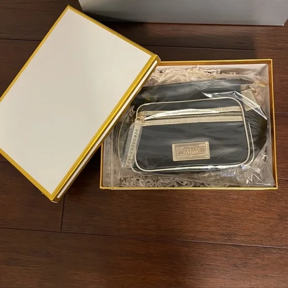 Authentic Versace crossbody cosmetics bag - Picture 9 of 14